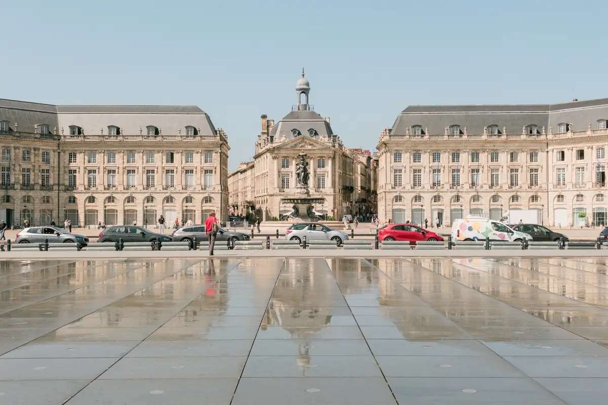 La place de la Bourse à Bordeaux, reflétée dans le miroir d'eau